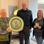 Als Sieger zeigen sich Julia Baselt auf dem dritten Platz und der Gewinner der Ehrenscheibe Herbert Möckl.